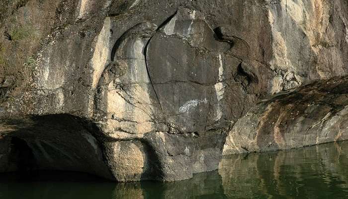 Naga Pokuna is framed in the rock and walled on one side, a great place found apart from Ruwanwelisaya Stupa