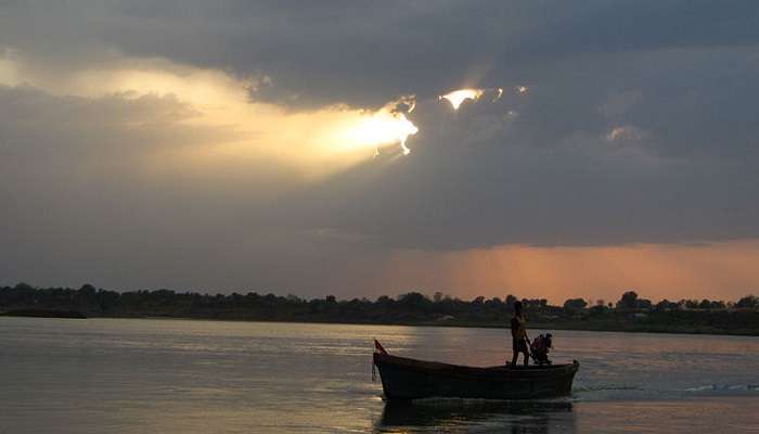 Do not miss out on enjoying a serene ride by Narmada River.