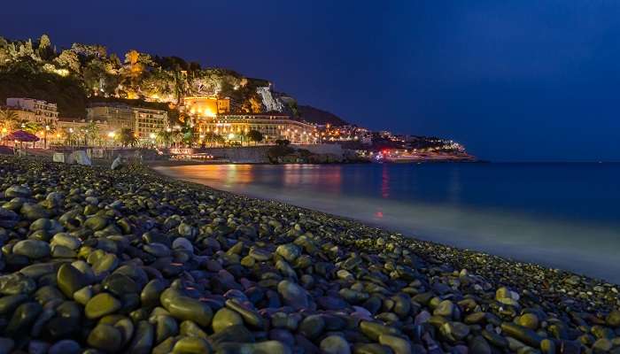 La vue magnifique de la Plage de Nice dans la nuit