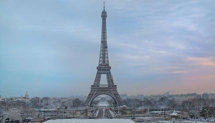 La vue de Tour Eiffel, C’est l’une des meilleurs endroits à visiter en France en hiver