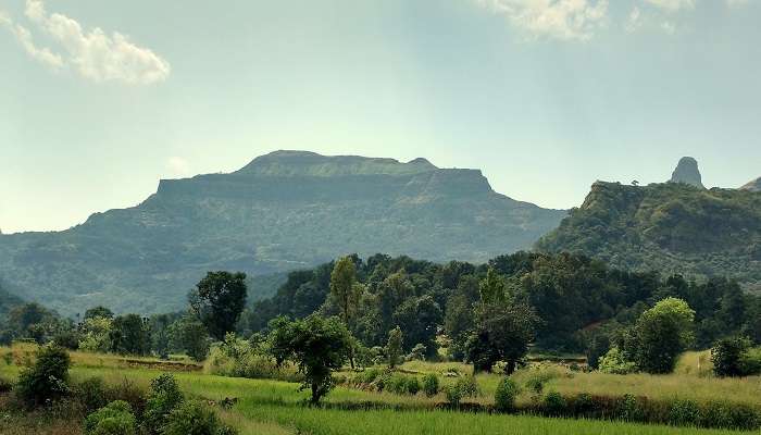 visit the Ratangad Fort which is a 400-year-old fort in Ratanwadi