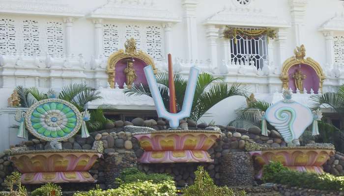 Beautifully carved shikhara of Ratnalayam Temple 