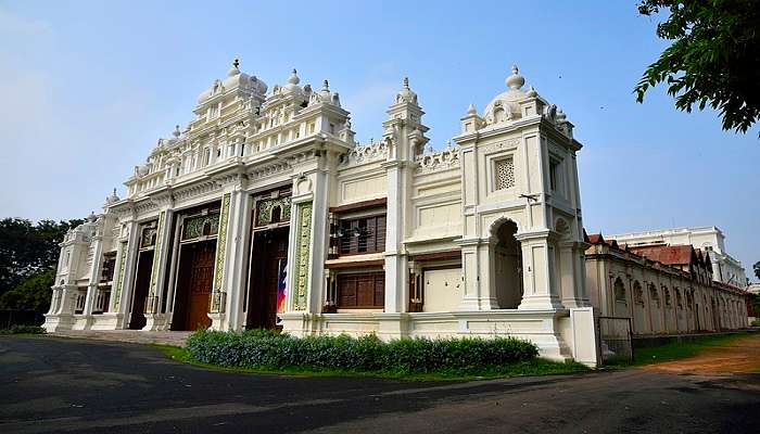 A side angle view of Jaganmohan Palace