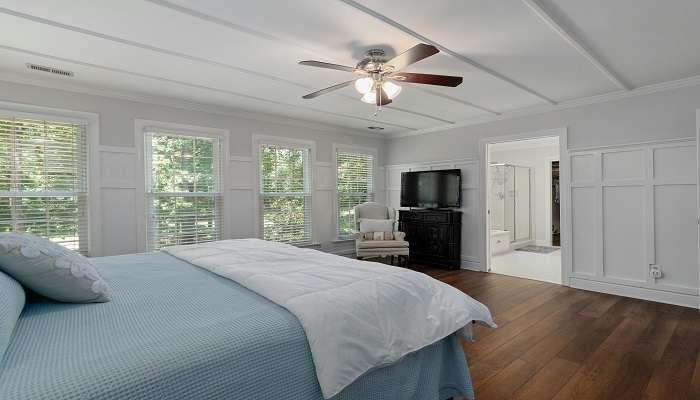 A cosy bedroom with white interior