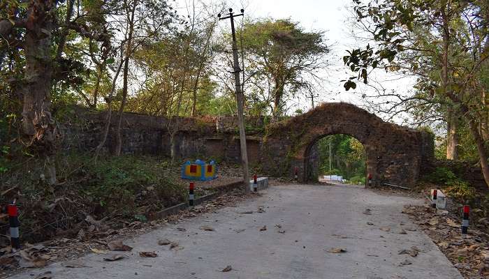 An entrance of Sadashivgad Fort.