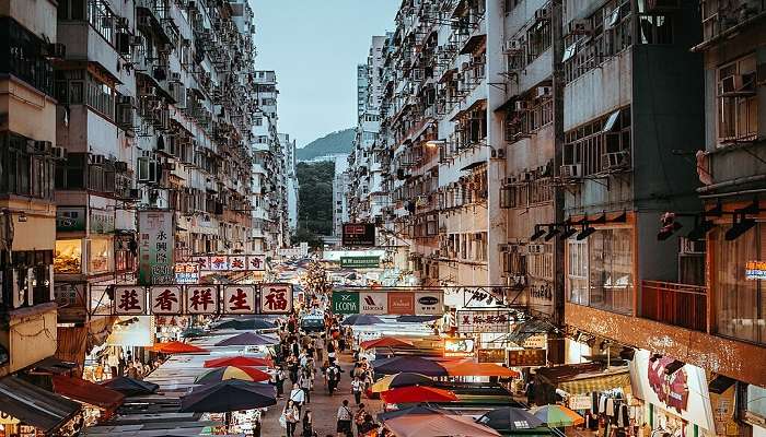 Evening scenes to do shopping.