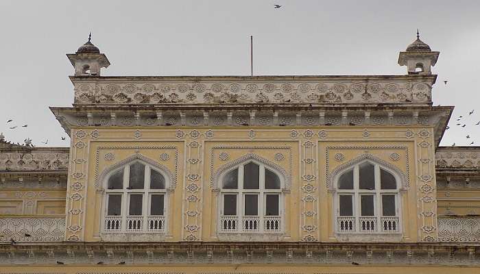 Exploring the palace is one of the best things to do near Charminar.