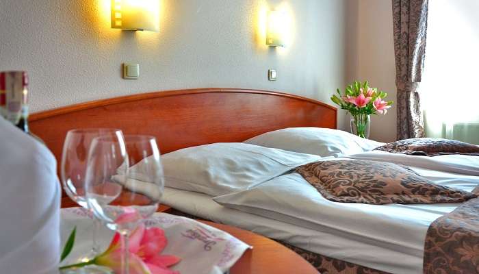 Taj Samudra Colombo, a professional contender for the best hotels in Colombo for couples, provides comfortable rooms.