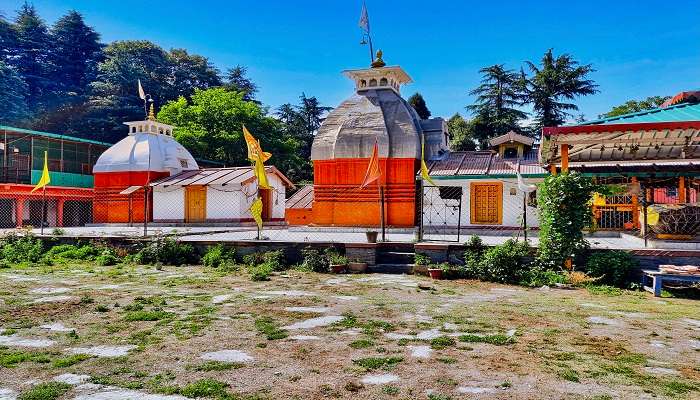 Explore the details of the history and the architectural design of Kaleshwar Mahadev Temple.