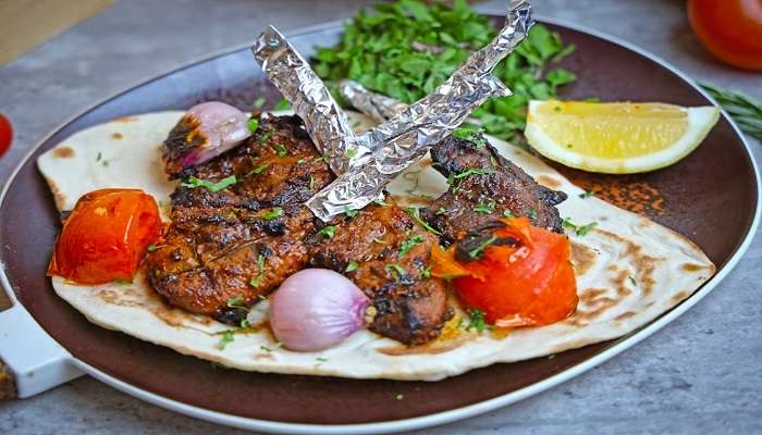 A plate of kebabs with vegetables and herbs at Kırşehir.