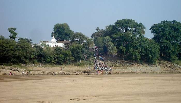 Devotees in prayer before the Jyotirlinga at Baidyanath Temple are believed to have healing powers.