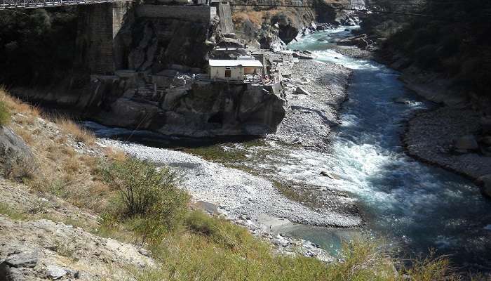 You must watch the confluence of rivers at Vishnuprayag near Joshimath