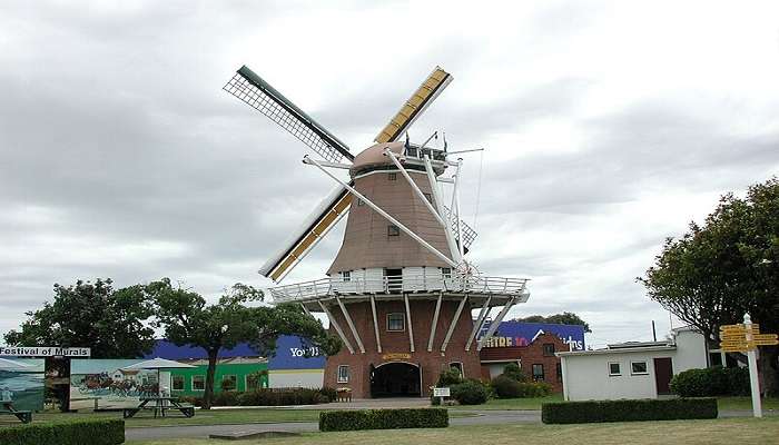 A fully operational replica of a 17th-century Dutch flour mill called De Molen Windmill is a major attraction in Foxton.