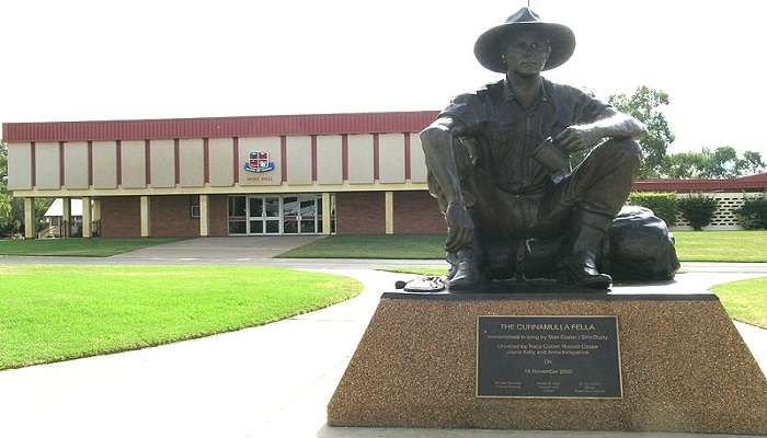 Statue of Slim Dusty