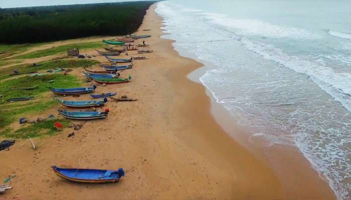 Small boats parked on Vodarevu Beach near Vodarevu beach.