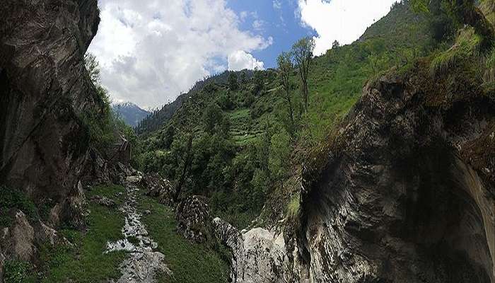 सर्दियों में कसोल में करने लायक चीज़ें में से एक खीरगंगा ट्रेक है