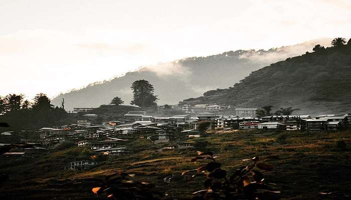 ग्रीक सम्राट अलेक्जेंडर की सेना के सैनिकों के वंशज होने का दावा करते हैं