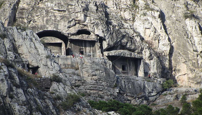 stairway between tombs D and E