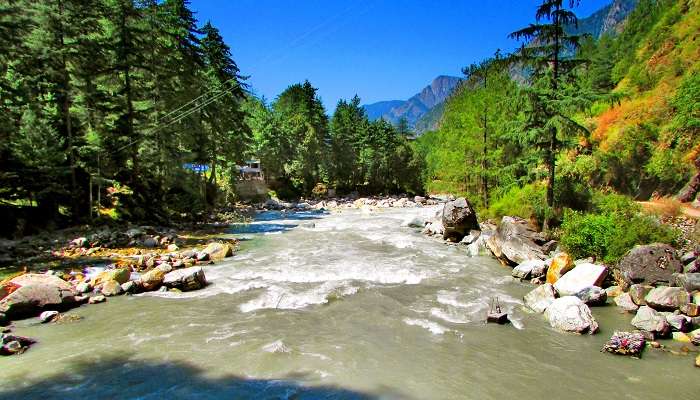 La vue incroyable de rivière Parvati à Chalal village