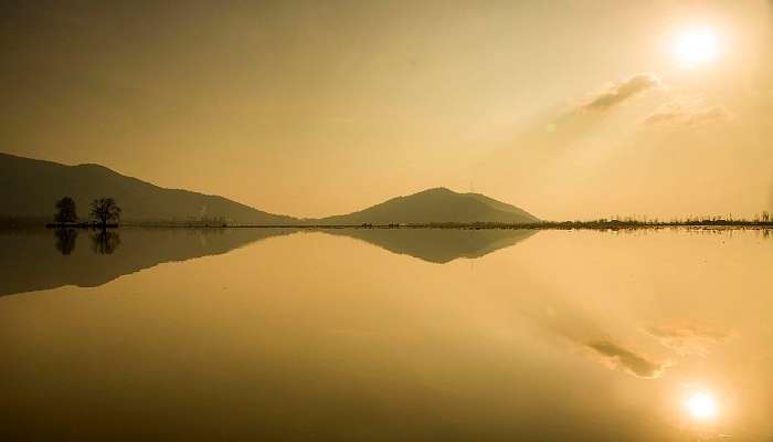 Char Chinar Dal Lake