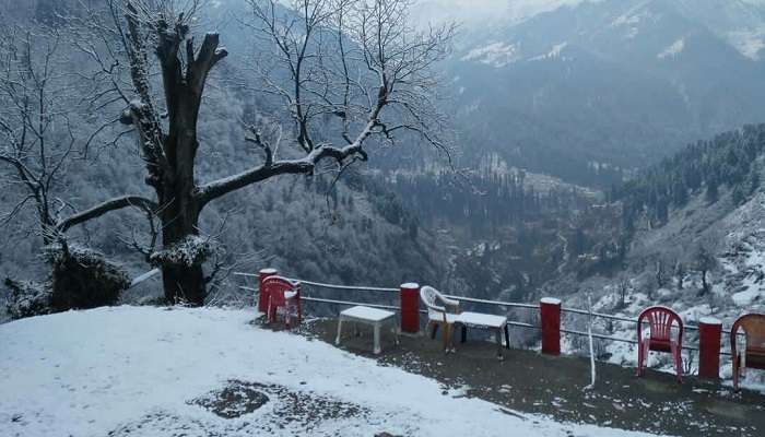 Chute de neige à Kasol: laissez tomber les flocons de neige sur votre visage