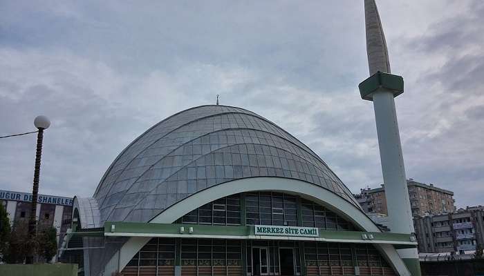 A mosque located in the İlkadım district. It is also known as Site Mosque.