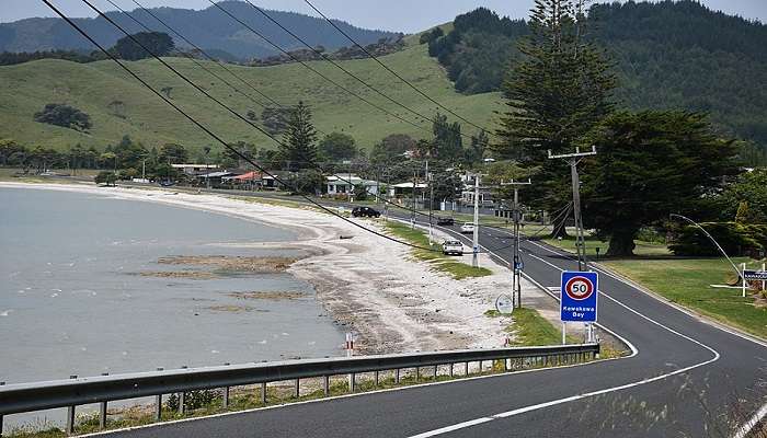 Kawakawa Bay, clear on a sunny day signifies a signal of clear skies with modest waves.