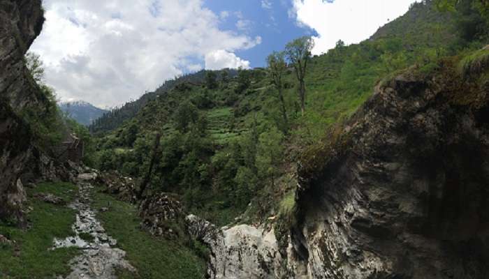 La vue magnifique de montagne de Kheerganga Trek