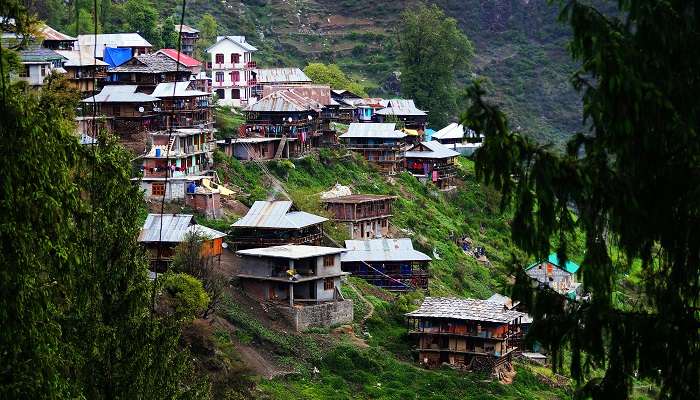 La vue verdoyante de Malana Village,