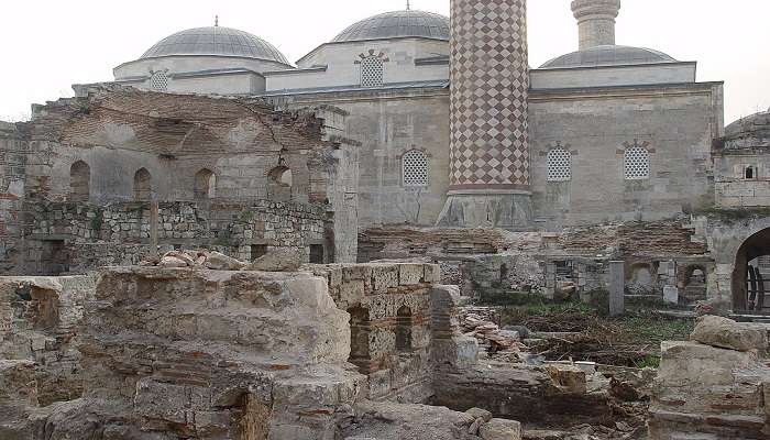 Üç Şerefeli Mosque during restoration