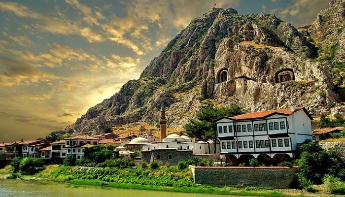 Hazeranlar Mansion, one of the historical houses stretching along the Yeşilırmak River in Amasya.