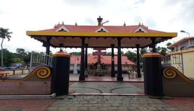 कुमारकोम में मंदिर
