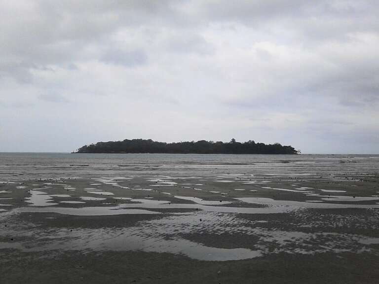 Chidiyatapu Beach in Rose Island