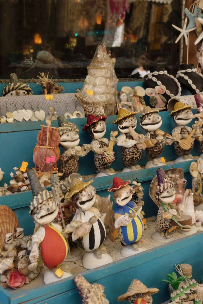 shopping in Queen Sea Shell Craft