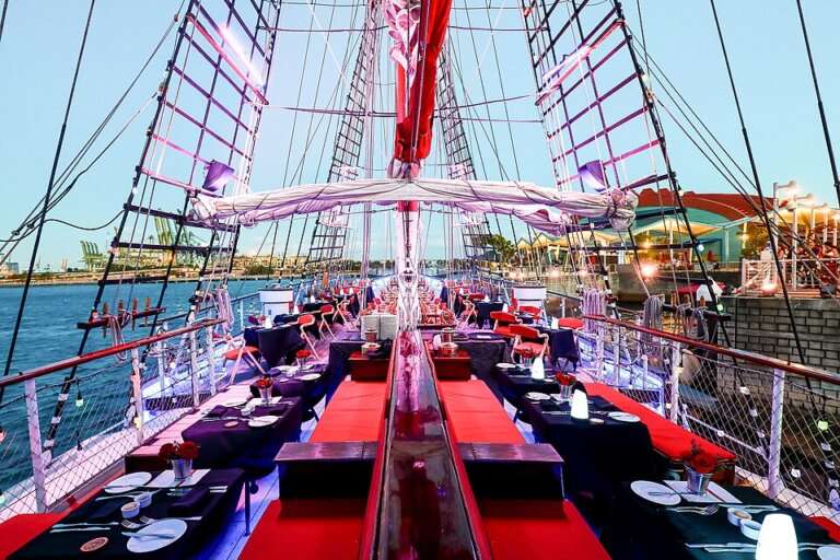 A dinner cruise countdown