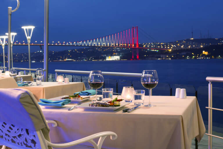 A dinner cruise countdown