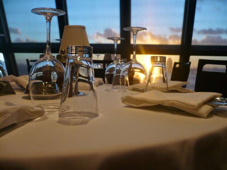 A dinner cruise countdown