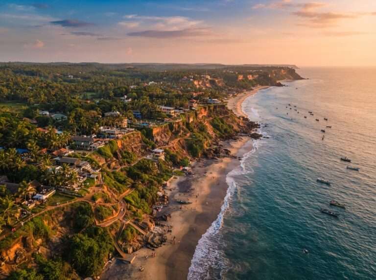 picnic-spots-in-kerala-07-varkala-cliff-and-beach-wide