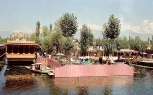 Mughal sheraton group of houseboats